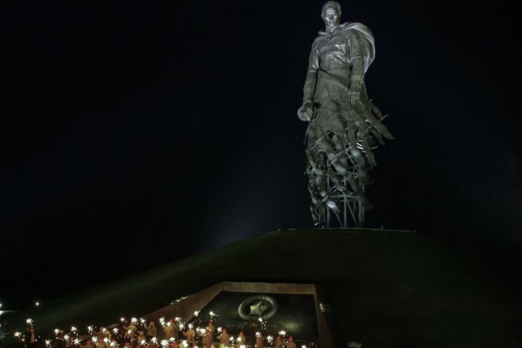 У Ржевского мемориала зажгли бенгальские огни в годовщину освобождения Ленинграда от блокады Игорь Руденя