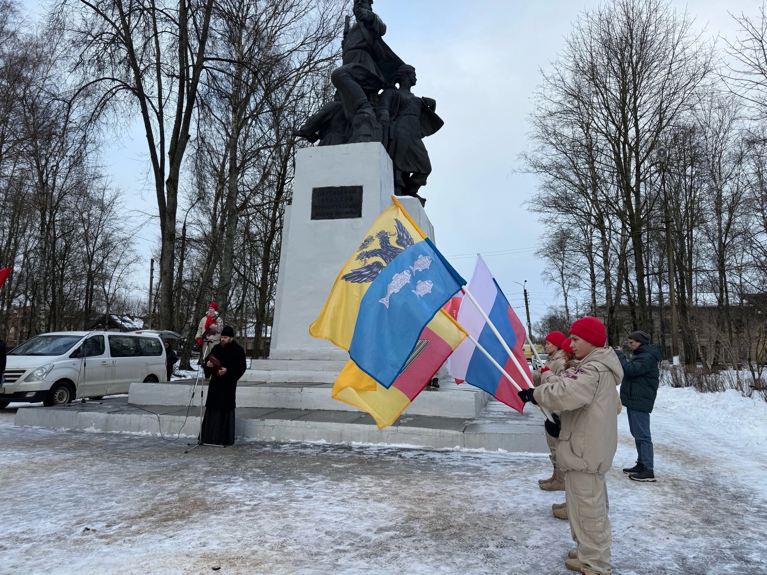 В Осташковском округе юнармейцы возложили гирлянду к памятнику партизанам
