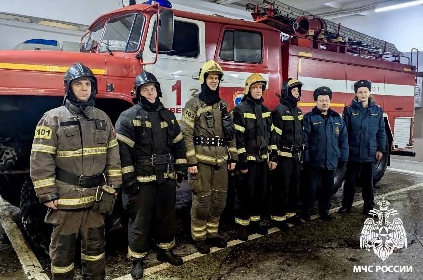В Твери сотрудники МЧС спасли человека из горящей квартиры В Твери сотрудники МЧС спасли человека из горящей квартиры