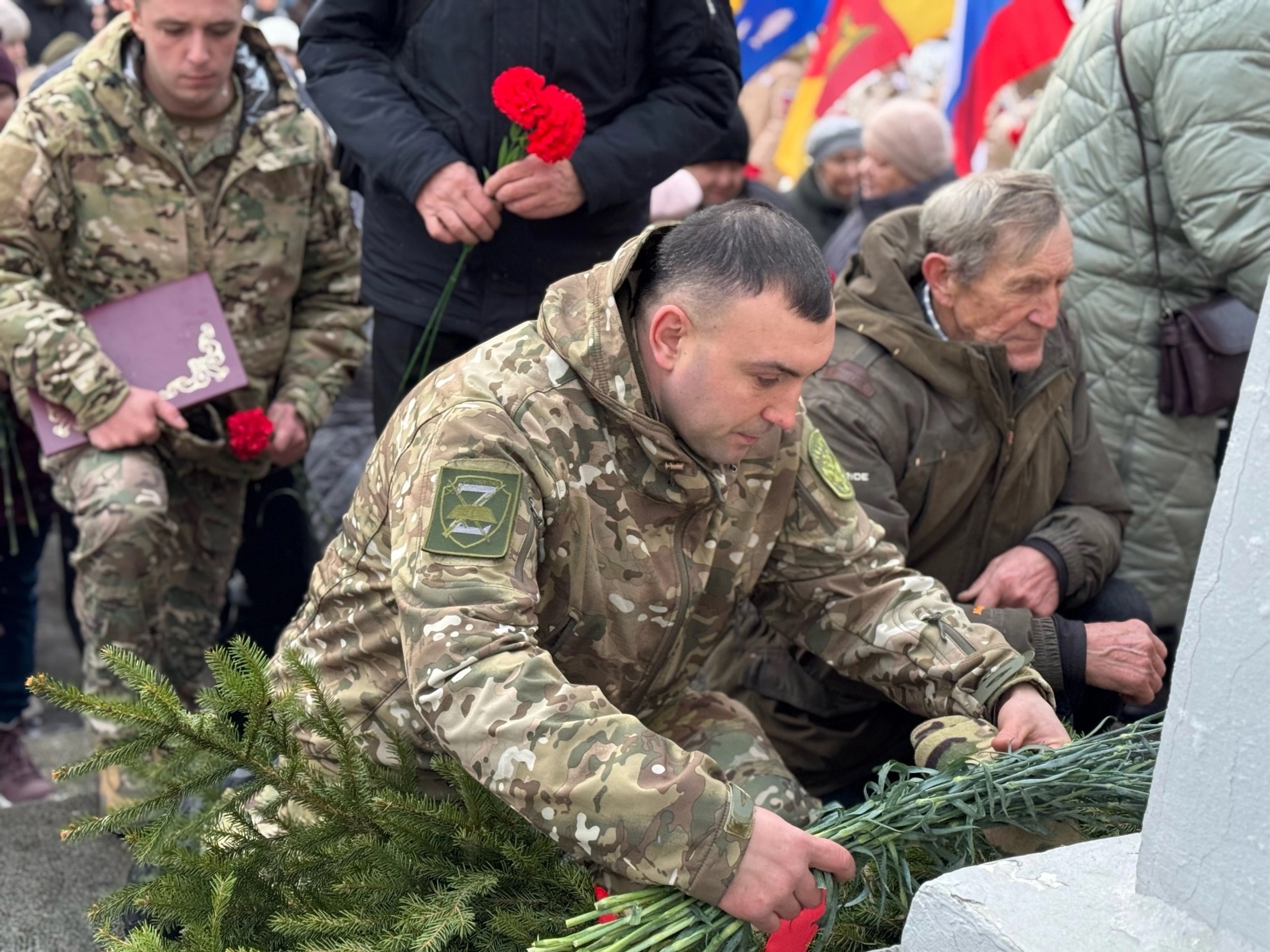 В Осташковском округе юнармейцы возложили гирлянду к памятнику партизанам