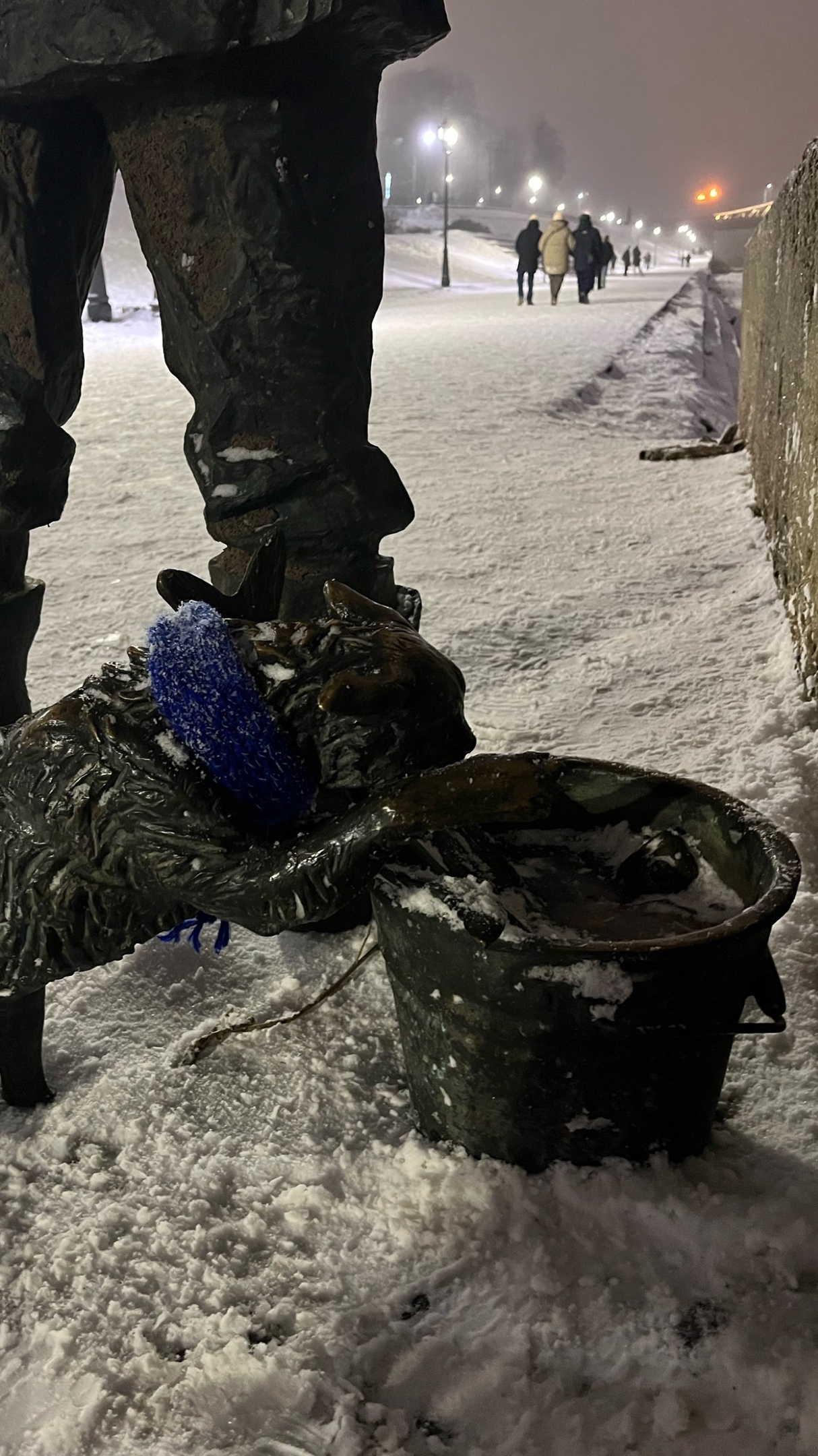 Тверского бронзового рыбака нарядили в костюм Деда Мороза