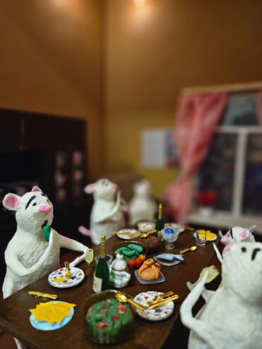 В центре Твери отмечает новый год мышиная семья В центре Твери отмечает новый год мышиная семья