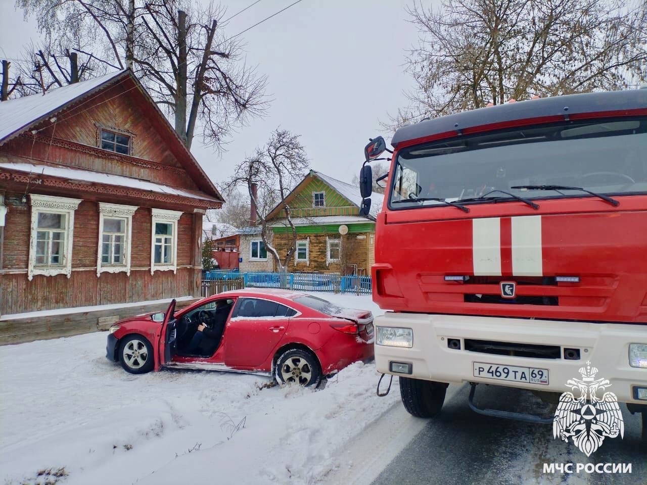 В Твери сотрудники МЧС помогли водителю выбраться с обочины В Твери сотрудники МЧС помогли водителю выбраться с обочины