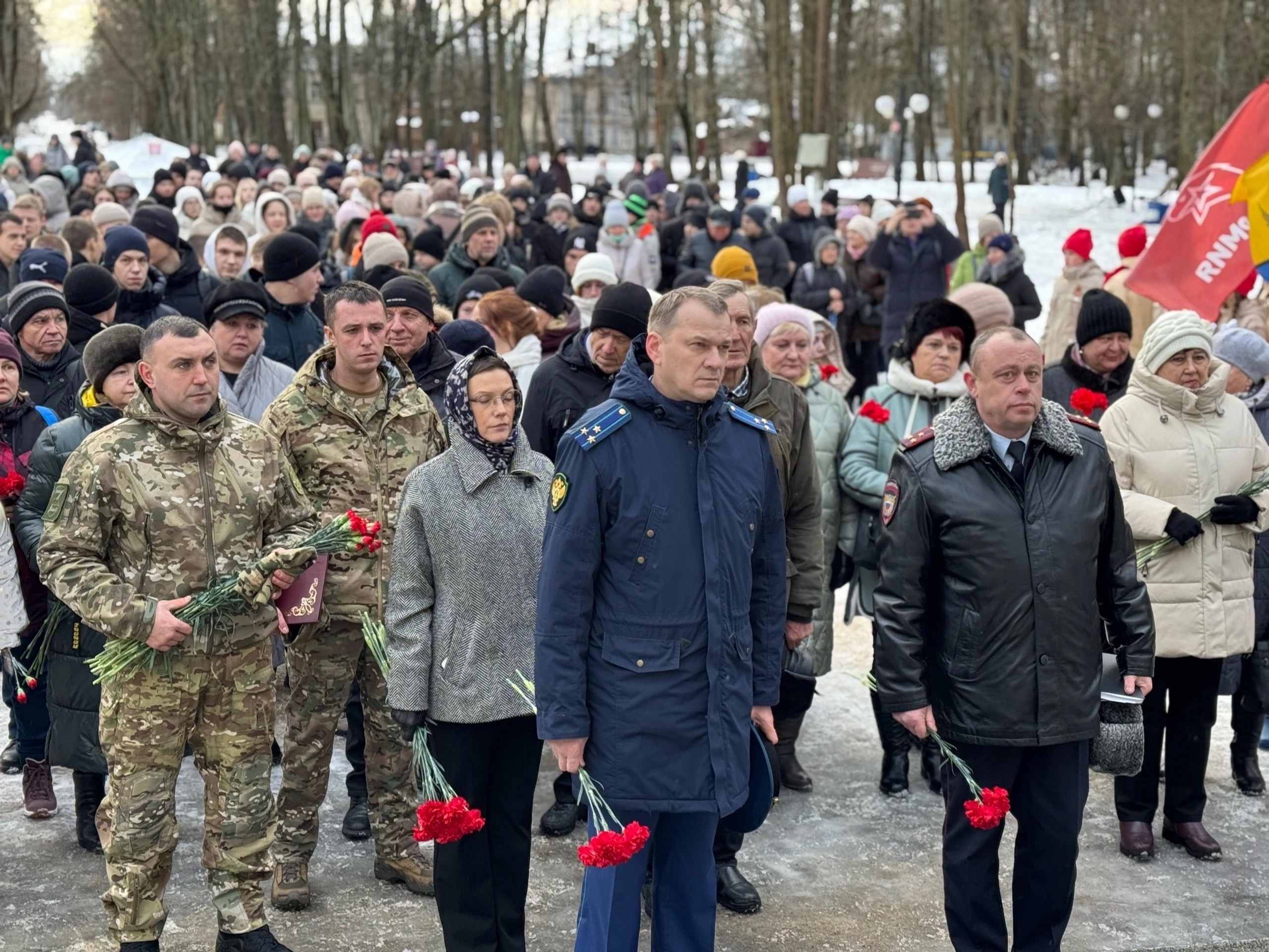 В Осташковском округе юнармейцы возложили гирлянду к памятнику партизанам