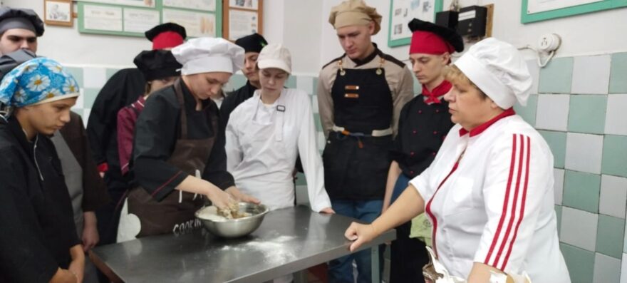 Нелидовские студенты сами приготовили блокадный хлеб Нелидовские студенты сами приготовили блокадный хлеб