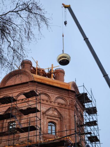 На восстанавливаемом соборе в Осташкове спустя 95 лет вновь заблестели золотые купола На восстанавливаемом соборе в Осташкове спустя 95 лет вновь заблестели золотые купола