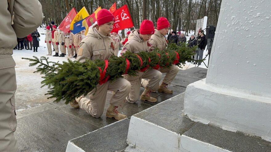 В Осташковском округе юнармейцы возложили гирлянду
