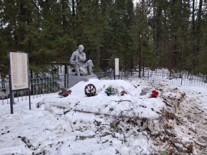 В Бологовском округе территорию воинского захоронения привели в порядок