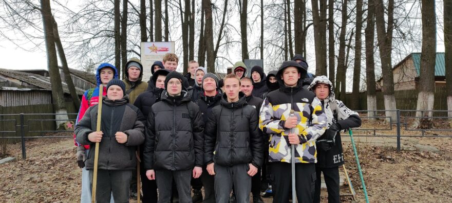 Нелидовские студенты убрались на воинском захоронении