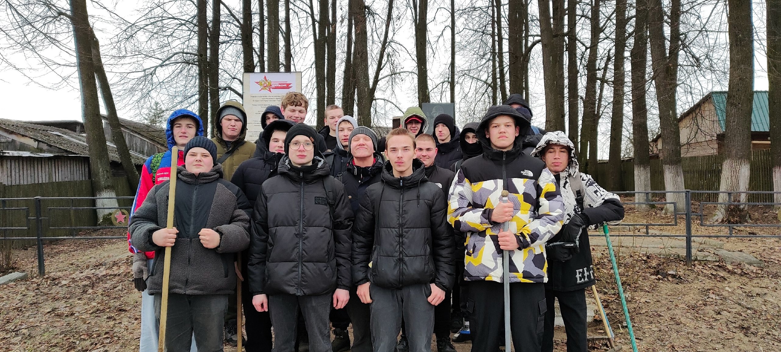 Нелидовские студенты убрались на воинском захоронении Нелидовские студенты убрались на воинском захоронении