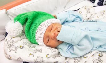 В Твери новорождённым дарят милые новогодние шапочки