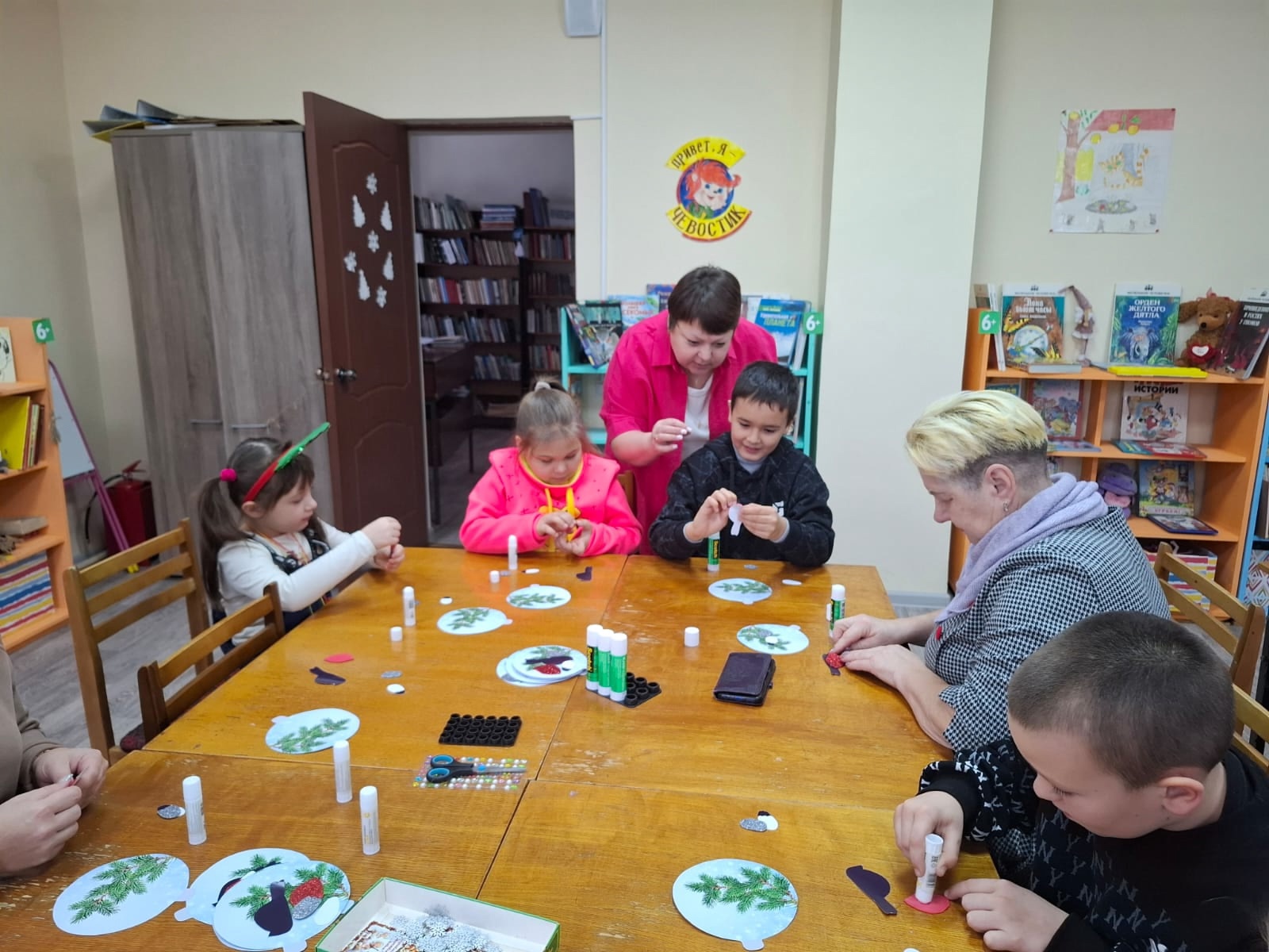 В Ржеве дети и родители своими руками смастерили открытки В Ржеве дети и родители своими руками смастерили открытки