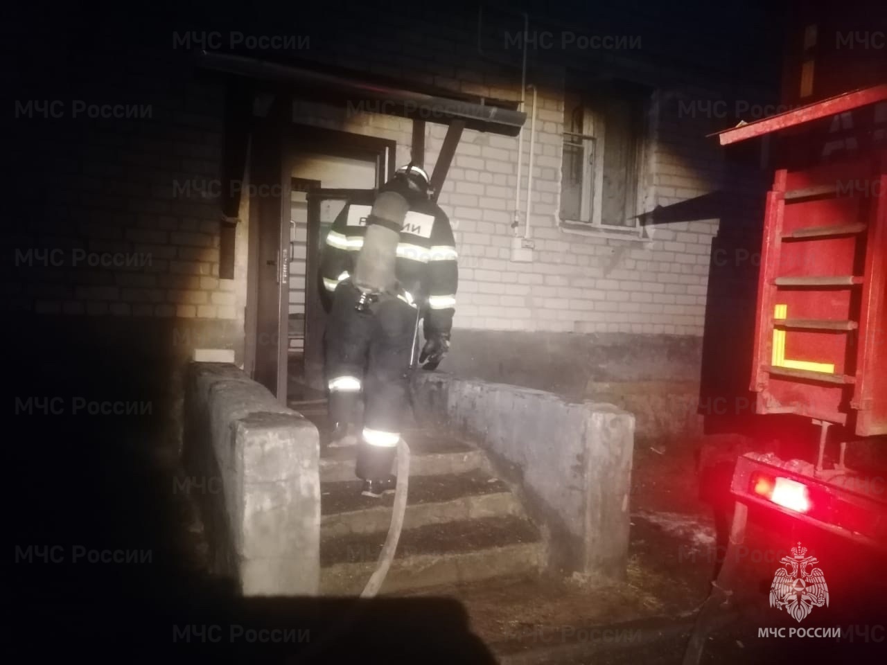 В Тверской области сотрудники МЧС спасли двух человек