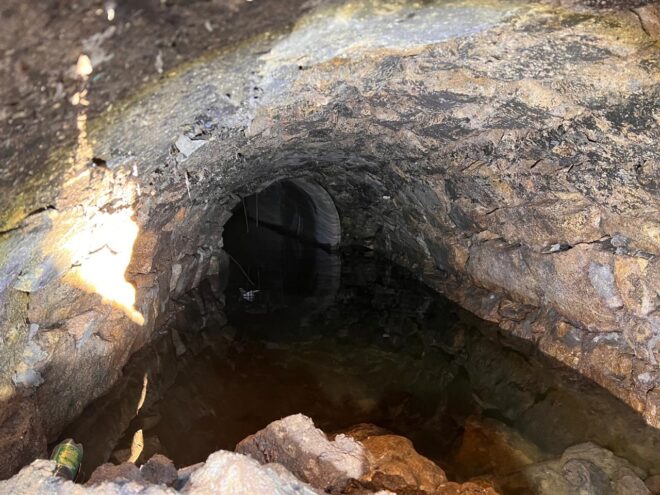 В Торжке обнаружили арочную кладку над руслом подземной реки В Торжке обнаружили арочную кладку над руслом подземной реки