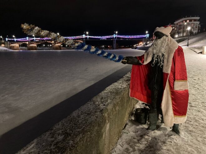 Тверского бронзового рыбака нарядили в костюм Деда Мороза Тверского бронзового рыбака нарядили в костюм Деда Мороза