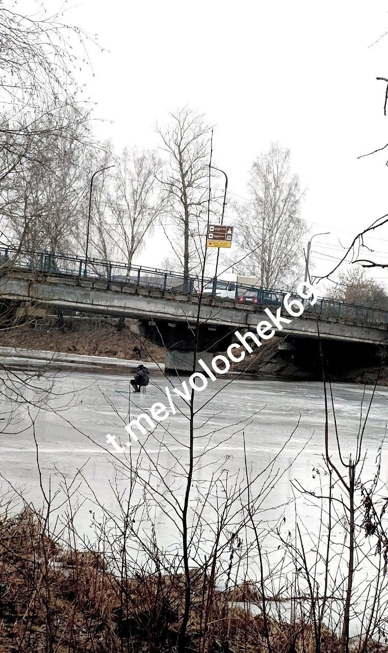 В Тверской области заметили рыбака на тонком льду