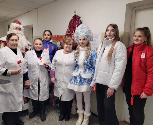 В Тверской области активисты «Движения Первых» поздравляли с Новым годом врачей, пожарных и других специалистов В Тверской области активисты «Движения Первых» поздравляли с Новым годом врачей, пожарных и других специалистов