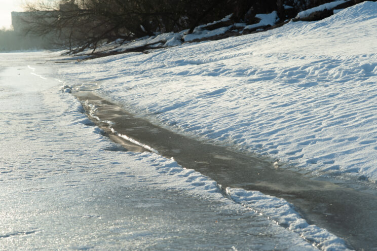 Как обезопасить зимние развлечения и прогулки рядом с водоёмами: рекомендации Как обезопасить зимние развлечения и прогулки рядом с водоёмами: рекомендации