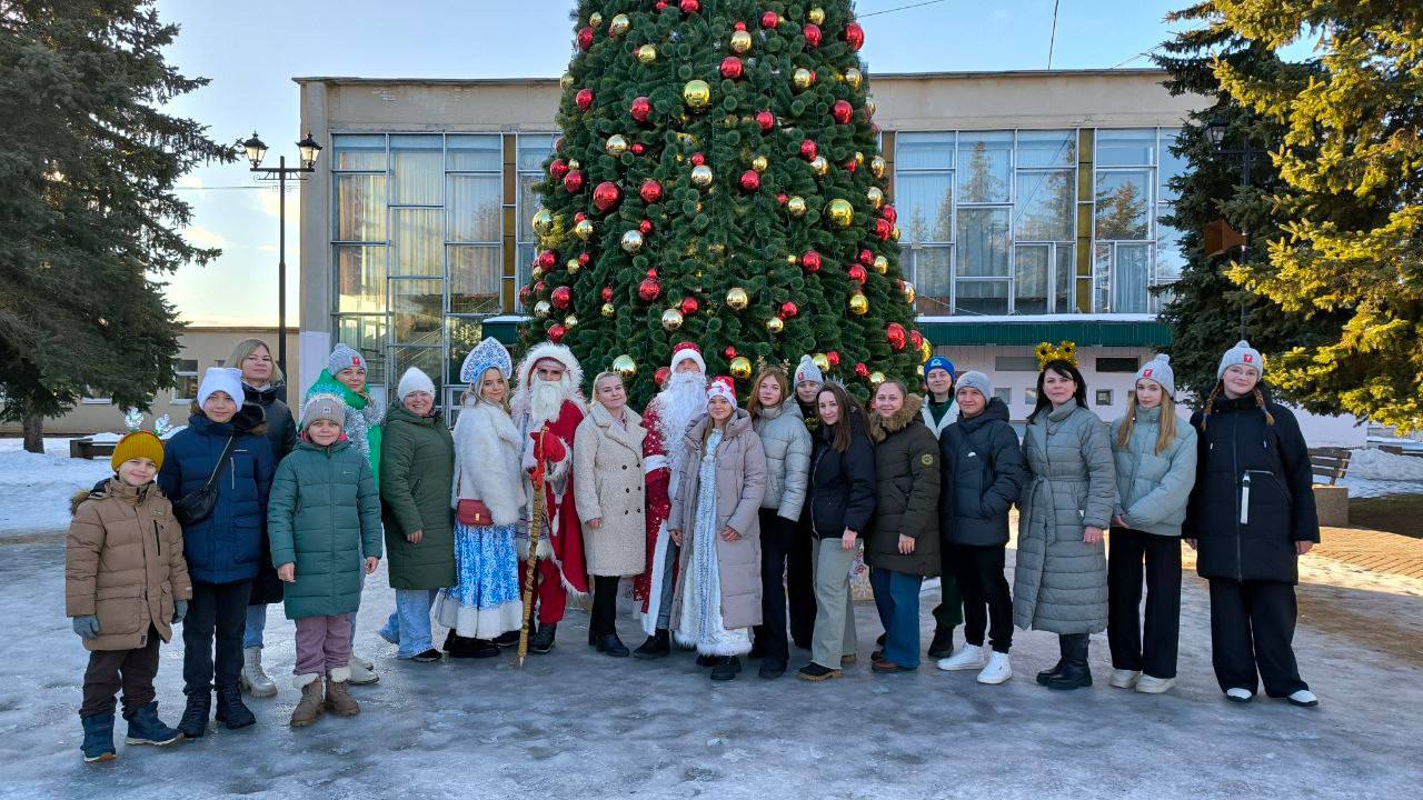 В Тверской области активисты «Движения Первых» поздравляли с Новым годом врачей, пожарных и других специалистов