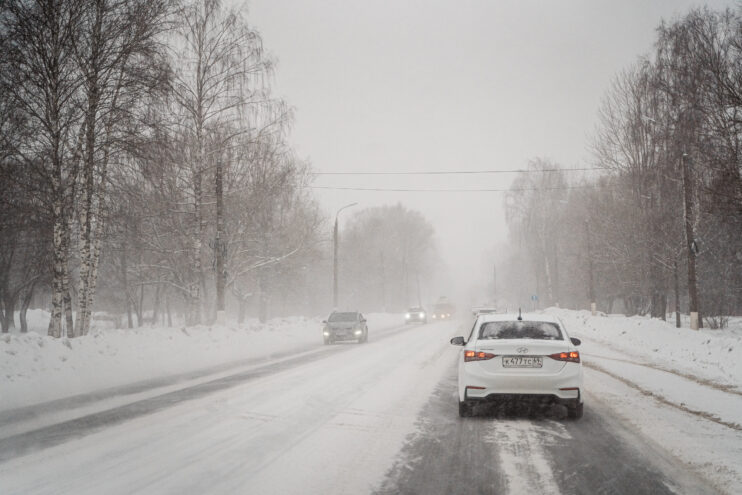 Водителей Тверской области предупредили о правилах поведения на дороге во время снегопада снегопад