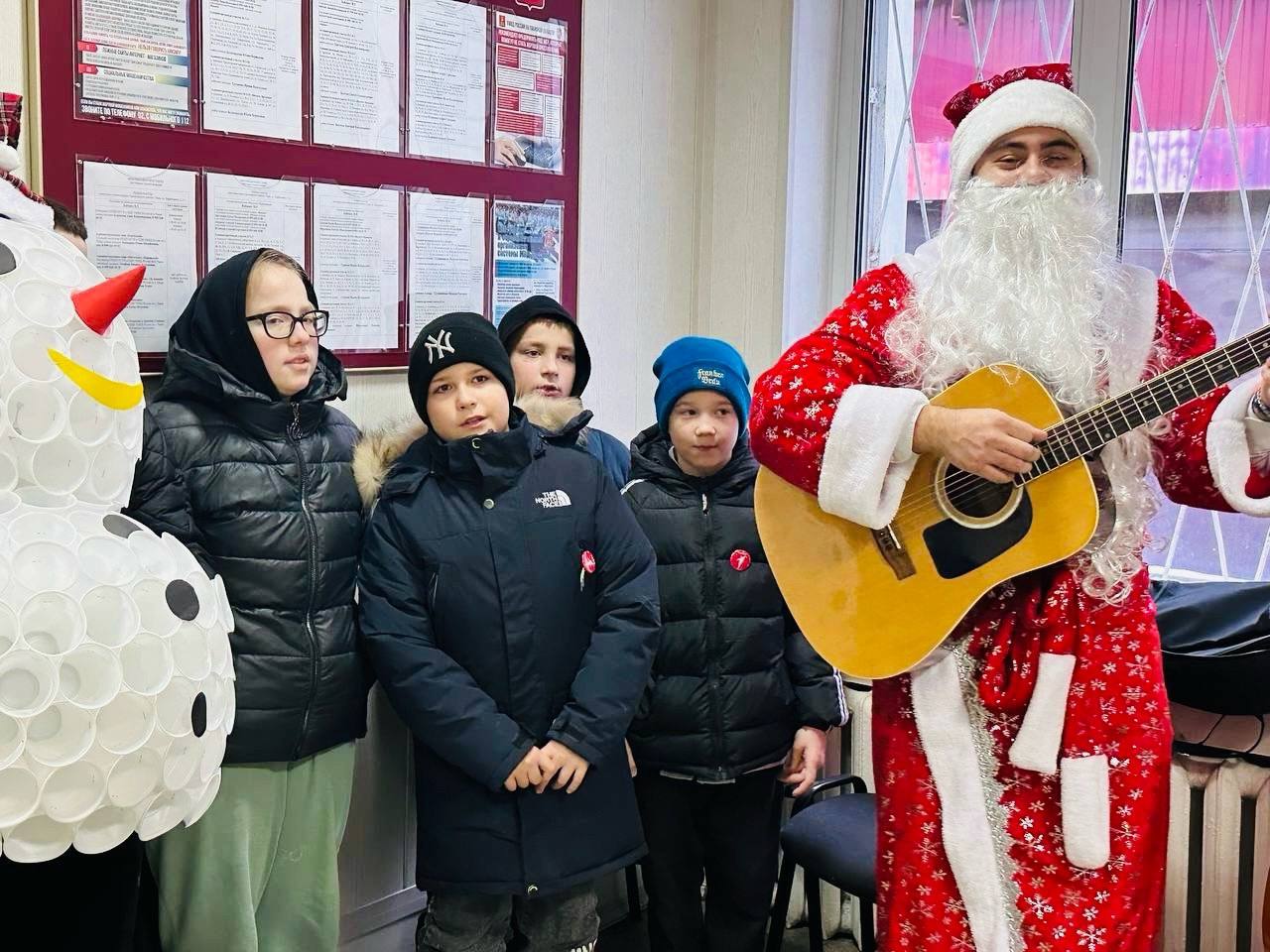 В Тверской области активисты «Движения Первых» поздравляли с Новым годом врачей, пожарных и других специалистов