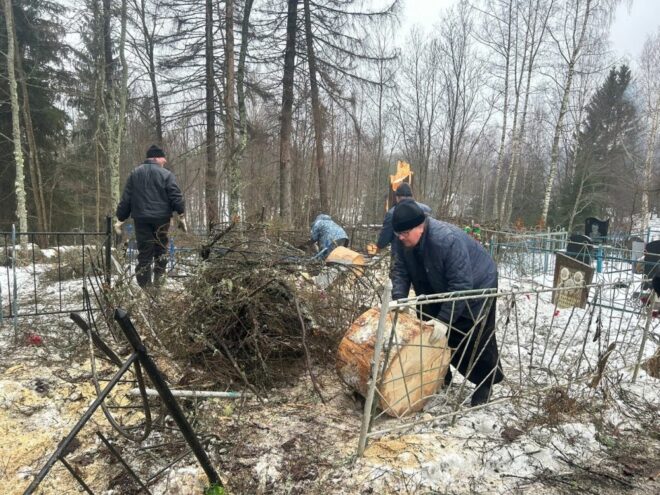 В субботу неравнодушные жители Бологовского округа провели уборку на кладбище