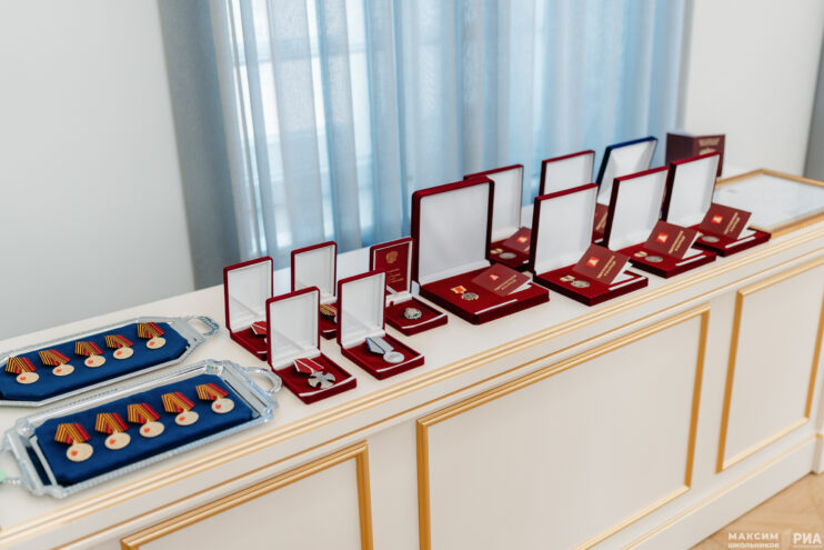 В преддверии Дня защитника Отечества жителям Тверской области вручили государственные и региональные награды