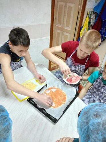 Воспитанники семейного центра в Тверской области научились готовить пиццу