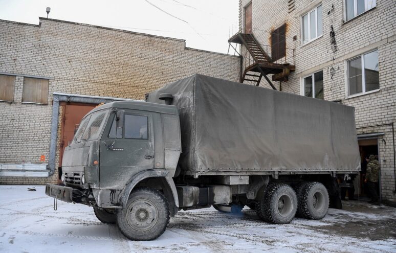 Жители и предприятия Калининского округа направили в зону СВО гуманитарный груз