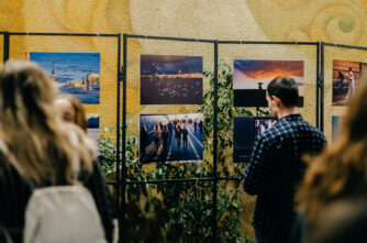 В фойе Тверского театра кукол "поселились" обитатели Санкт-Петербурга В фойе Тверского театра кукол "поселились" обитатели Санкт-Петербурга