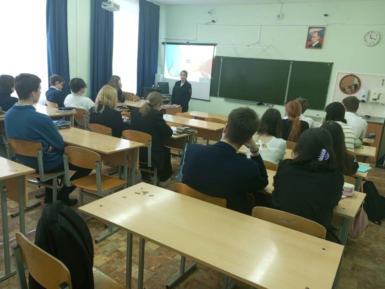 Ржевские автоинспекторы провели урок дорожной безопасности для школьников Ржевские автоинспекторы провели урок дорожной безопасности для школьников