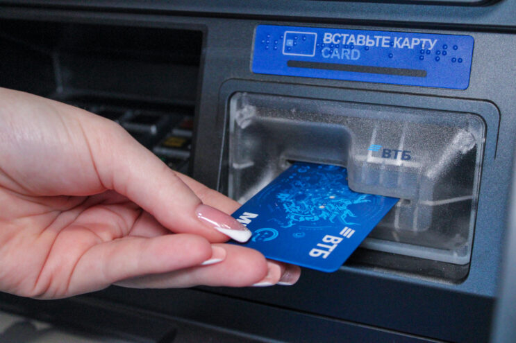 ВТБ запустил для предпринимателей сервис внесения и снятия наличных по QR