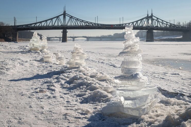 Жители Твери строят «ледовиков» на Волге