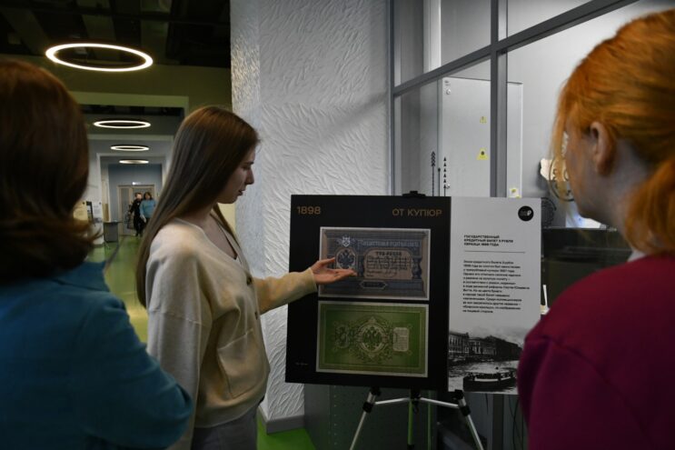 открывается