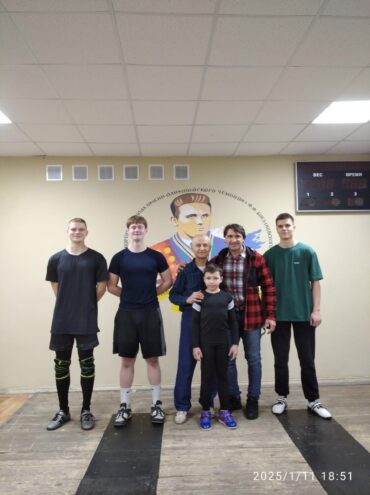 К вышневолоцким спортсменам приехал в гости известный тяжелоатлет