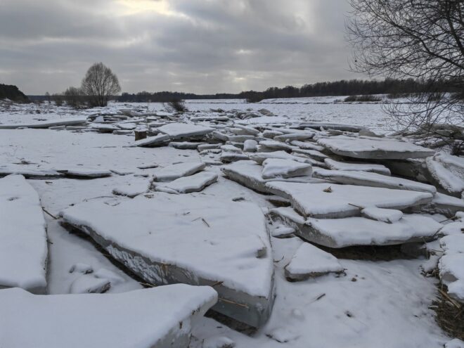 Волгу под Тверью украсили огромные ледяные обломки Волгу под Тверью украсили огромные ледяные обломки