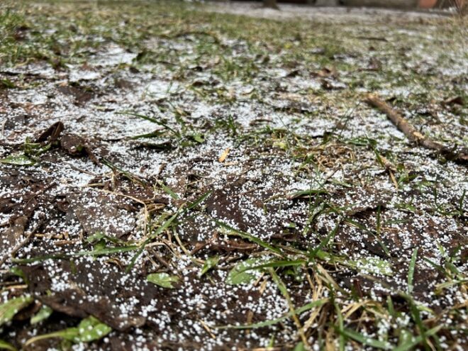 Тверь засыпало мелким градом