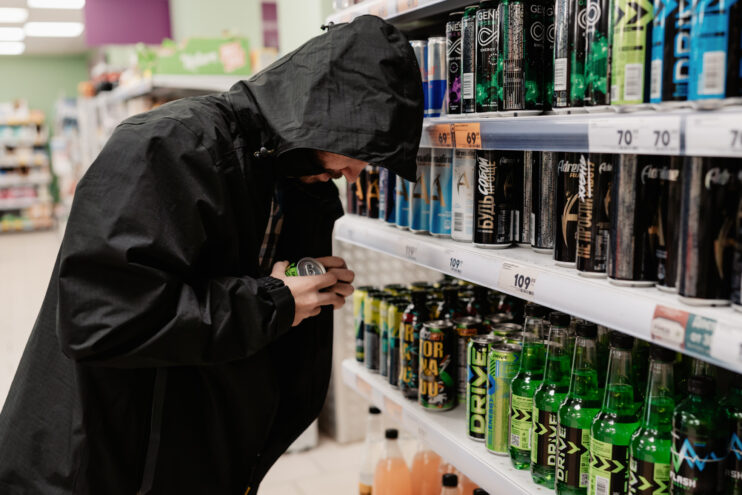 В России вводится запрет на продажу энергетиков и зажигалок детям