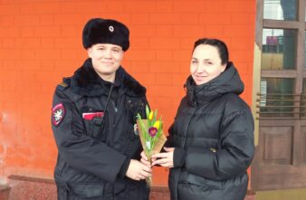В Твери транспортные полицейские поздравили женщин на вокзале В Твери
