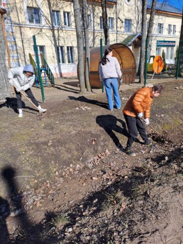 В семейном центре в Тверской области прошел субботник В семейном центре в Тверской области прошел субботник