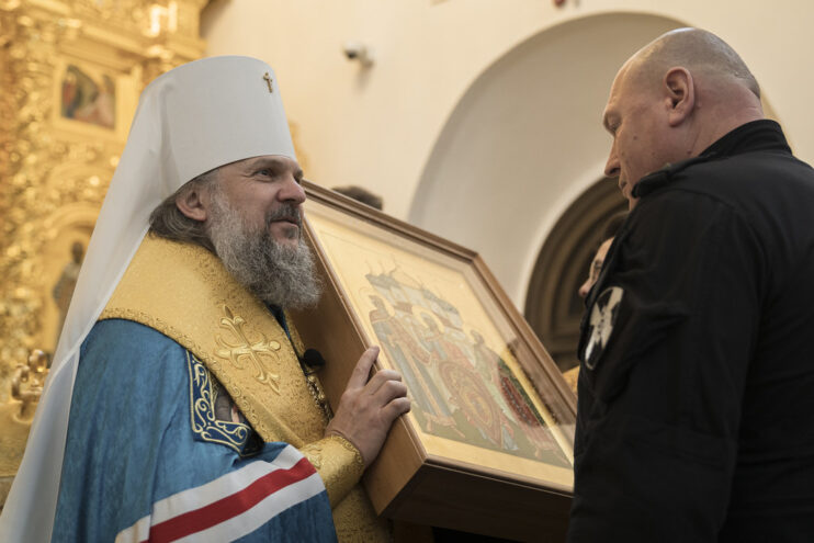 Митрополит Амвросий передал бойцам Тверского СОБР икону небесных покровителей