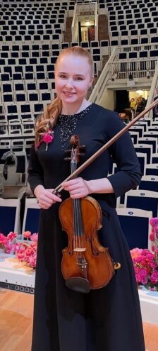 Знай наших: тверская скрипачка выступила на одной сцене с Денисом Мацуевым и Павлом Милюковым в Абу-Даби скрипачка