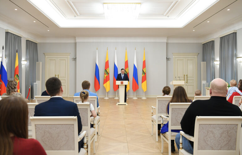 Игорь Руденя вручил молодым семьям Тверской области жилищные сертификаты