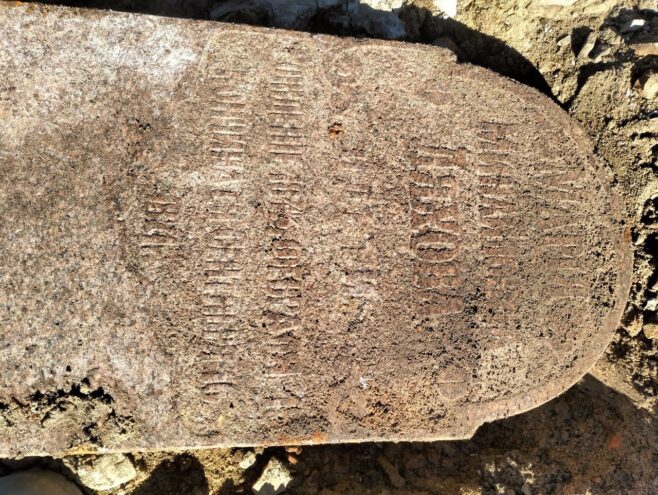 В Калязине нашли старинное надгробие на оголившемся берегу Волги