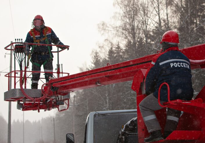 Более 250 энергетиков продолжают восстанавливать электроснабжение в Тверской области в круглосуточном режиме электроснабжение