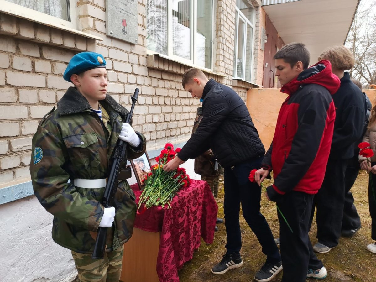 В Вышнем Волочке открыли мемориальную доску в честь погибшего земляка Вышнем Волочке