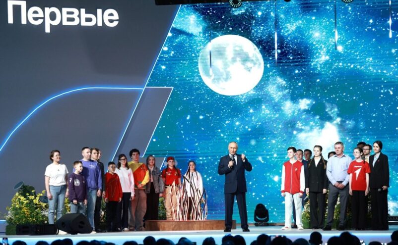 Матвей Снежков из Тверской области счастлив, что сфотографировался с Владимиром Путиным