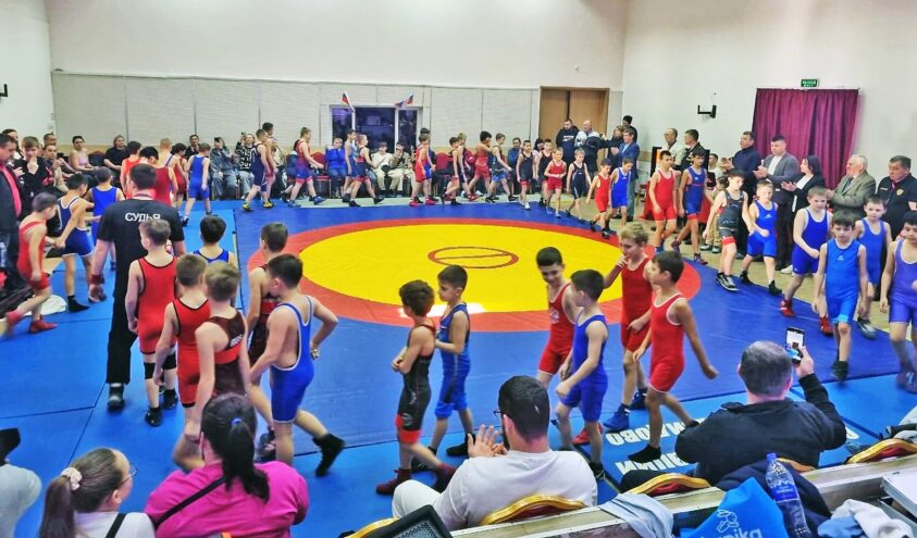 Турнир по вольной борьбе в Конаковском округе собрал больше 80 участников