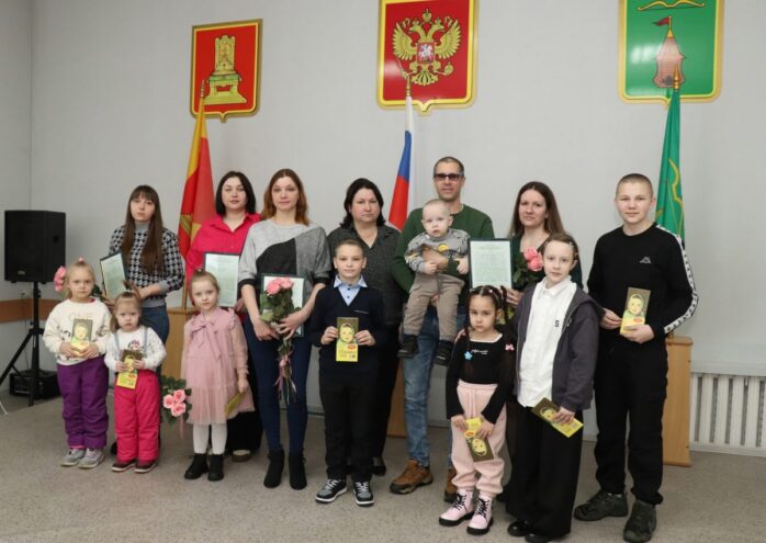 Жилищные сертификаты молодым семьям вручили в Торопце