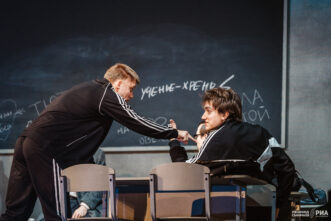 Опасный трюк и духовные искания: На сцене Тверского театра драмы поставили трагикомедию «Географ глобус пропил» Опасный трюк и духовные искания: На сцене Тверского театра драмы поставили трагикомедию «Географ глобус пропил»